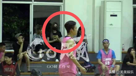 地下恋实锤！剧组手牵手，还不公开？