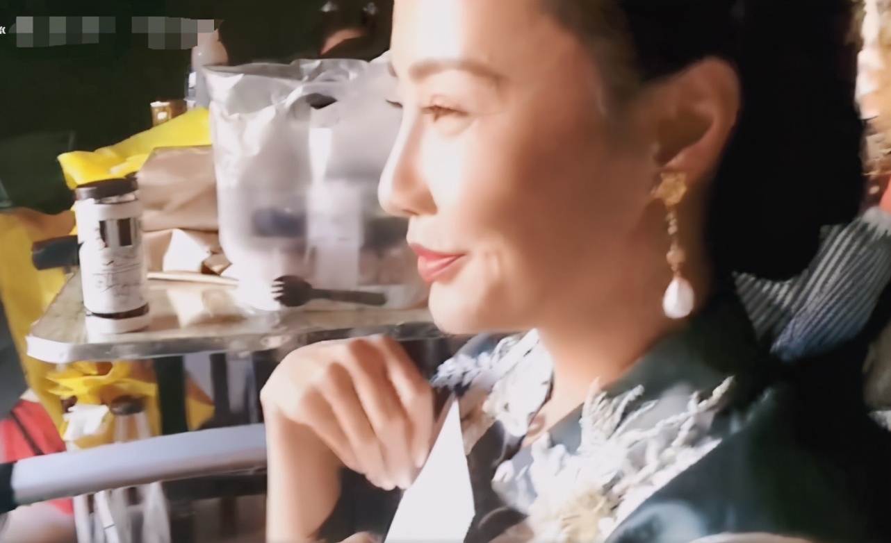 43歲馬雅舒近照，拍戲間隙手捧與老公親吻照甜笑，似熱戀中少女