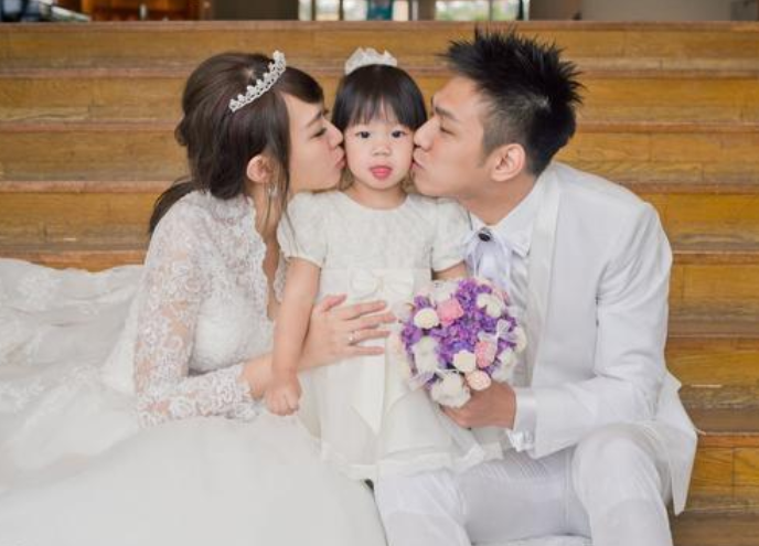 卓依婷夫妇为女儿庆祝8岁生日，一家三口合影曝光，全员高颜值