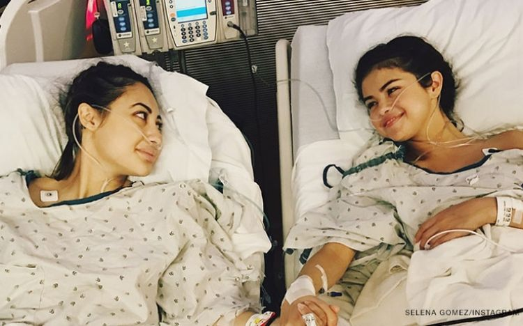 赛琳娜新泳衣照被赞爆自信秀大腿伤疤大病后浴火重生越来越美