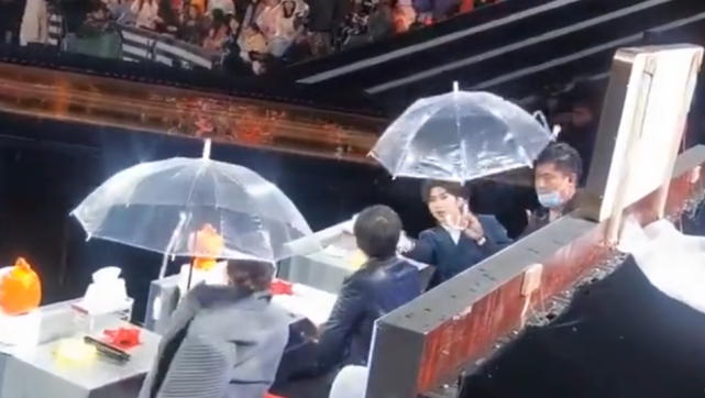 真不错！蔡徐坤把伞让给女生撑，暖男也太会来事了