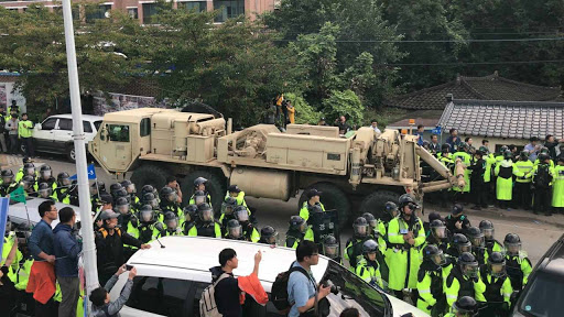韩国频繁向萨德基地运送物资，当地抗议民众与警方爆发冲突