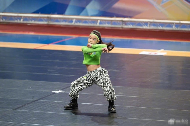 小S女儿秀倒立一字马，练出腹肌眼神坚定自信，妈妈直呼是碧昂丝