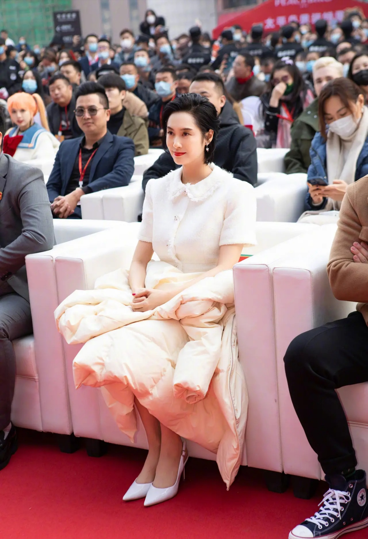 室外仅5度，47岁朱茵现露天舞台，一身短裙惹网