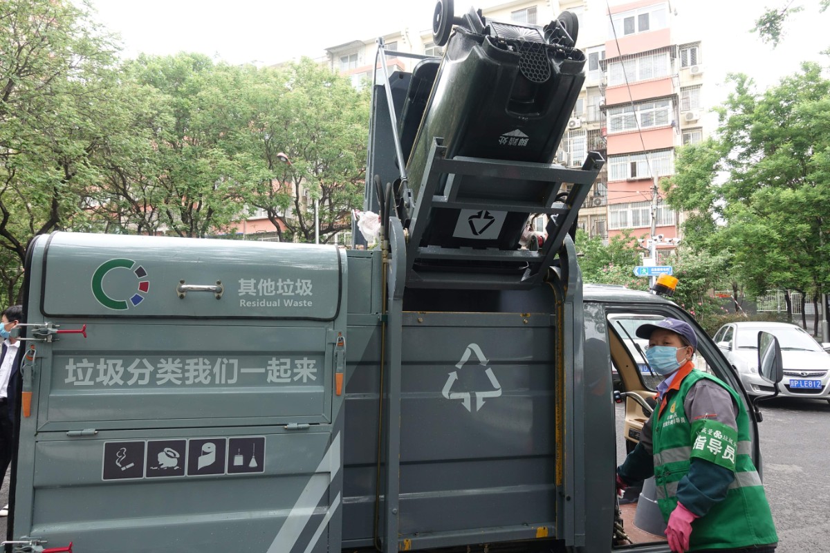 垃圾混装混运时有发生，“不分类不收运”链条还得铆劲