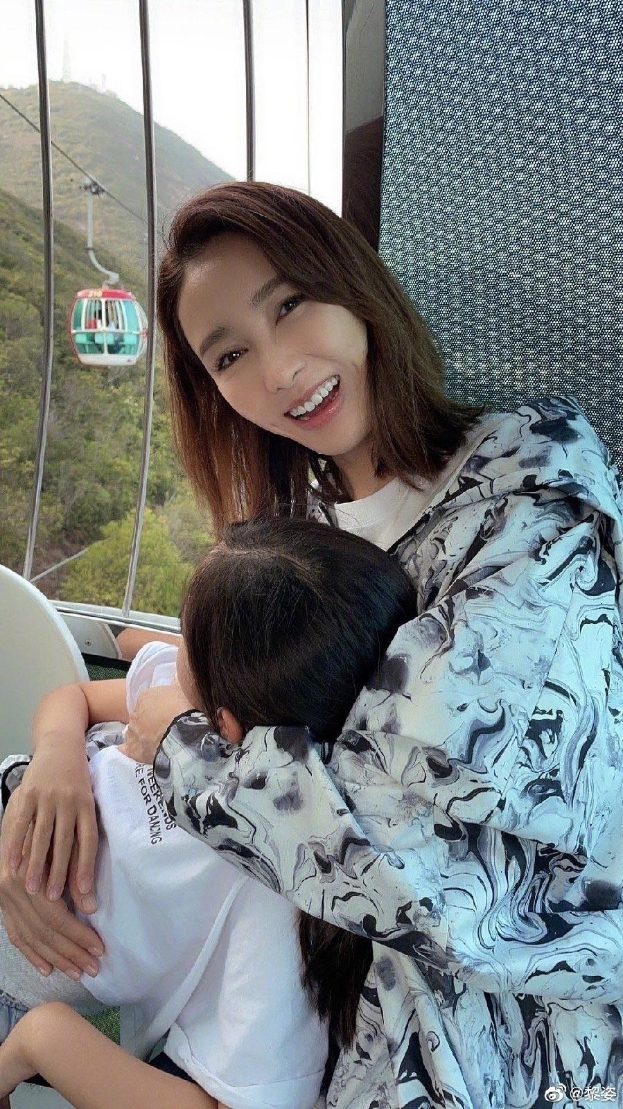黎姿與家人共遊樂園，3​個​女兒穿著普通接地氣，弟弟坐輪椅
