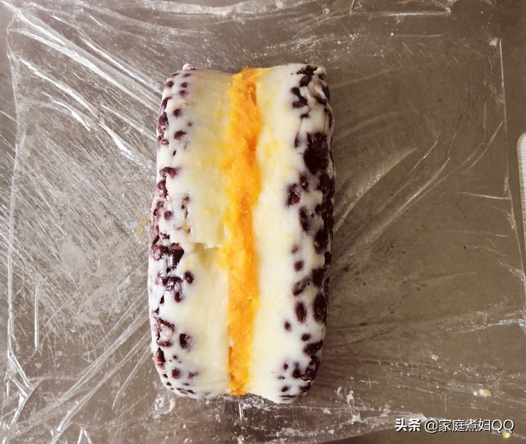 Sweet and soft glutinous rice and red bean cake, with distinct layers and rich taste, it is healthier with whole grains