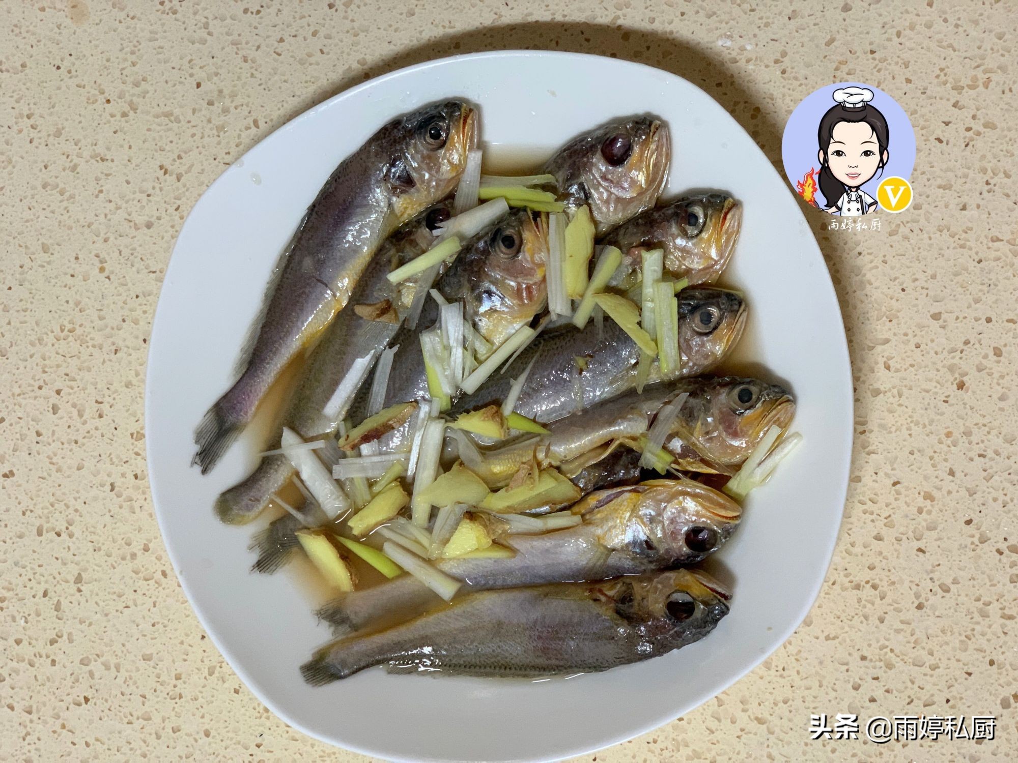 When frying fish, some people wrap it in flour, and some people put it directly into the frying pan to teach you the correct way. It is crispy and crispy.