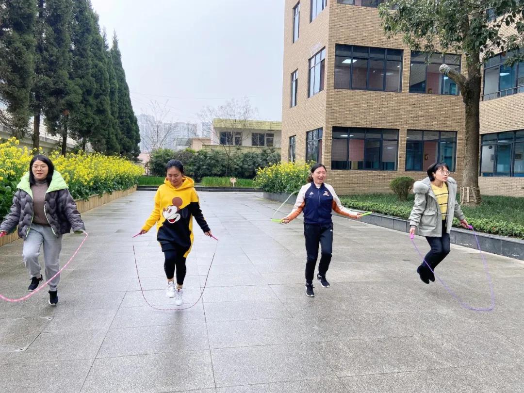 成都市华阳中学附属小学举行“三八妇女节”庆祝活动