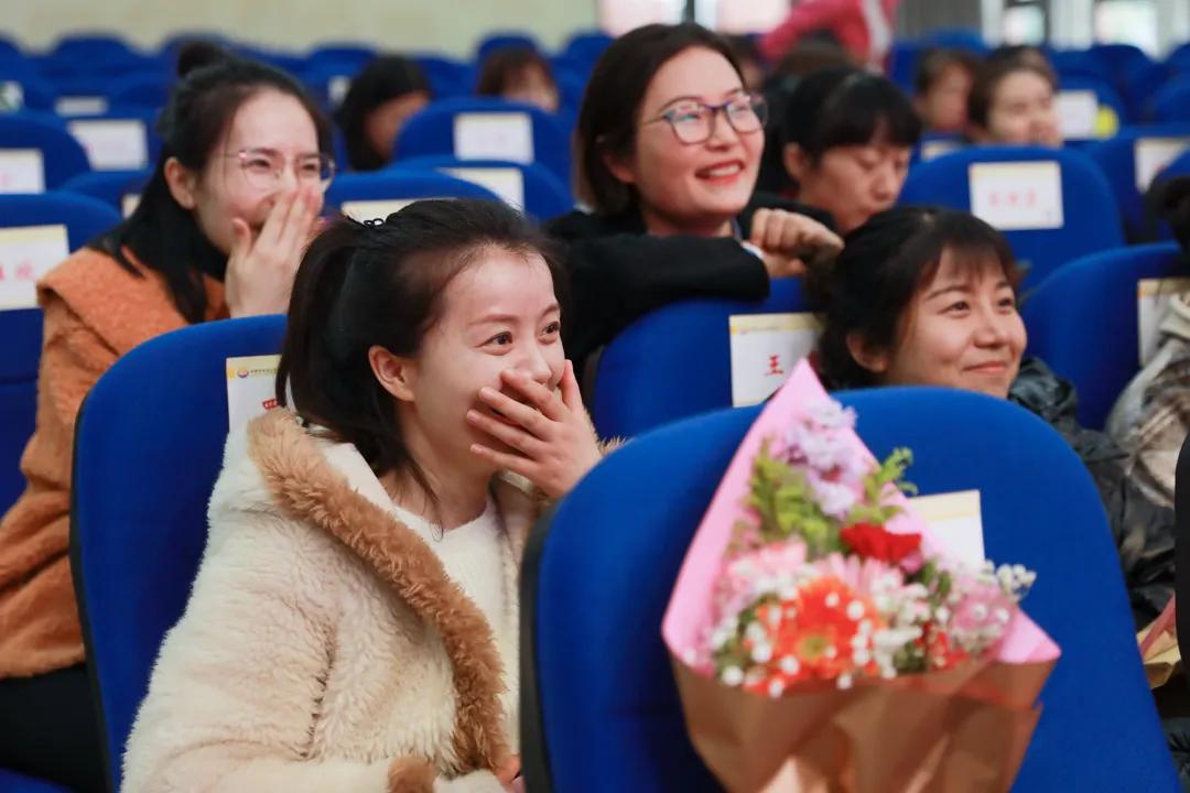 老师，您笑起来真好看——记双流区金桥小学“三八”妇女节活动