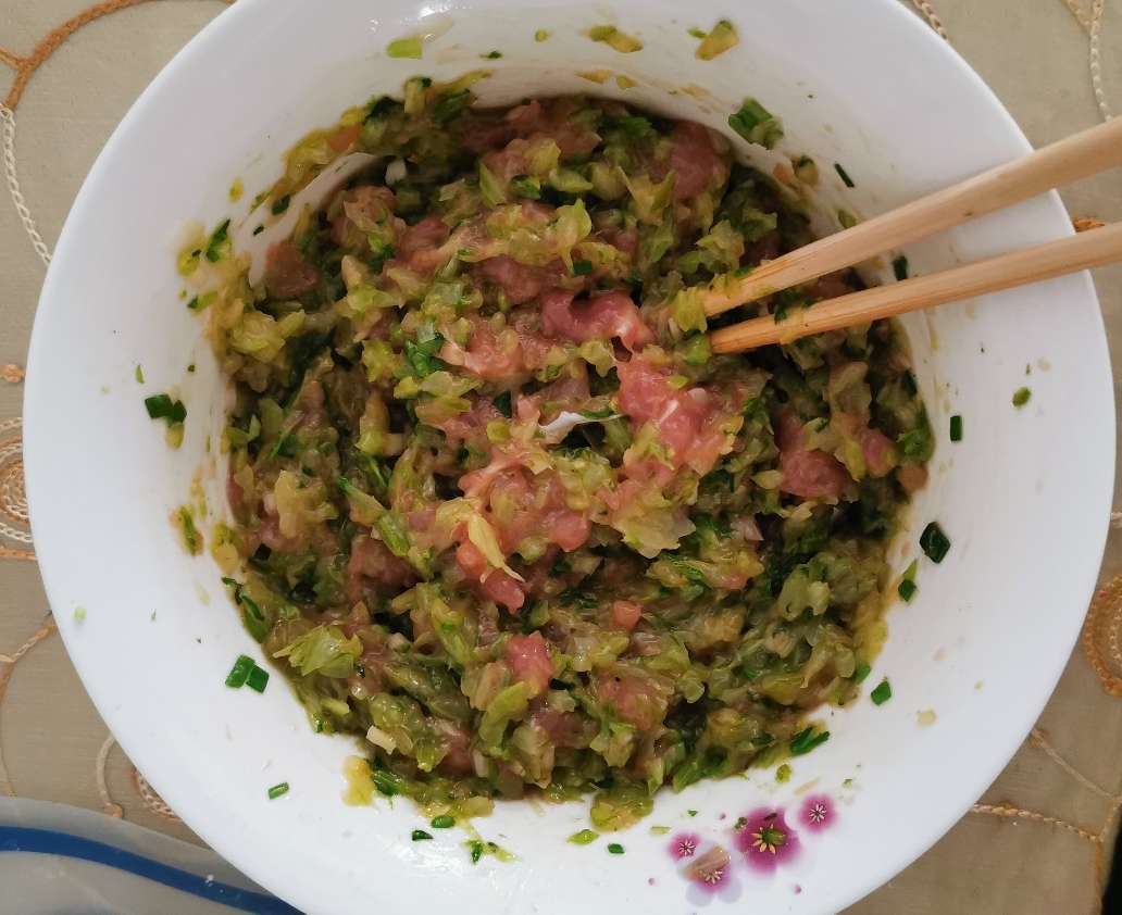 Don't children like to eat vegetables?  Let's make dumplings!  Two kinds of dumpling fillings, one meat and one vegetarian, suitable for babies after 1 year old