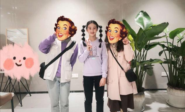 森碟罕見扎雙馬尾太俏皮，五官長開簡直田亮翻版，腿長優勢很明顯