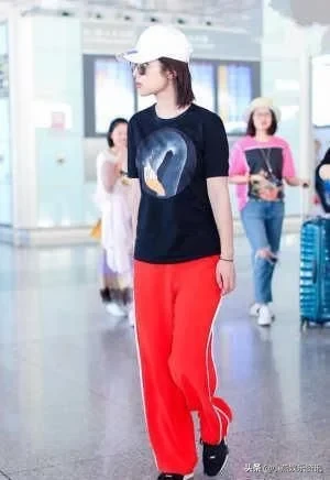 杨紫太有“女王范”，穿条纹短袖配阔腿裤，少女感十足