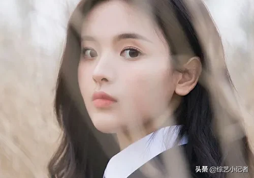 火箭少女101新歌海报：美岐坐凳子，超越坐把杆