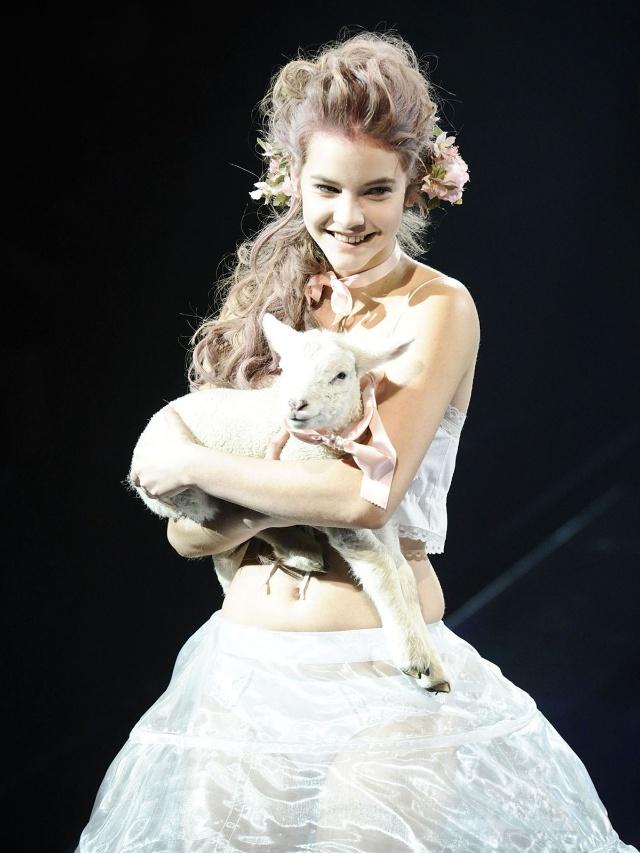 90后超模近照吸睛！天使面孔脾气火爆，曾被曝扇大9岁前辈耳光