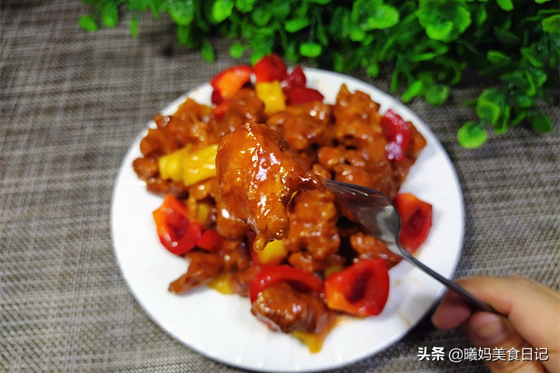 The pineapple sweet and sour pork is done in this way, the cost is low, the time is short, the key taste is authentic, share my specialty