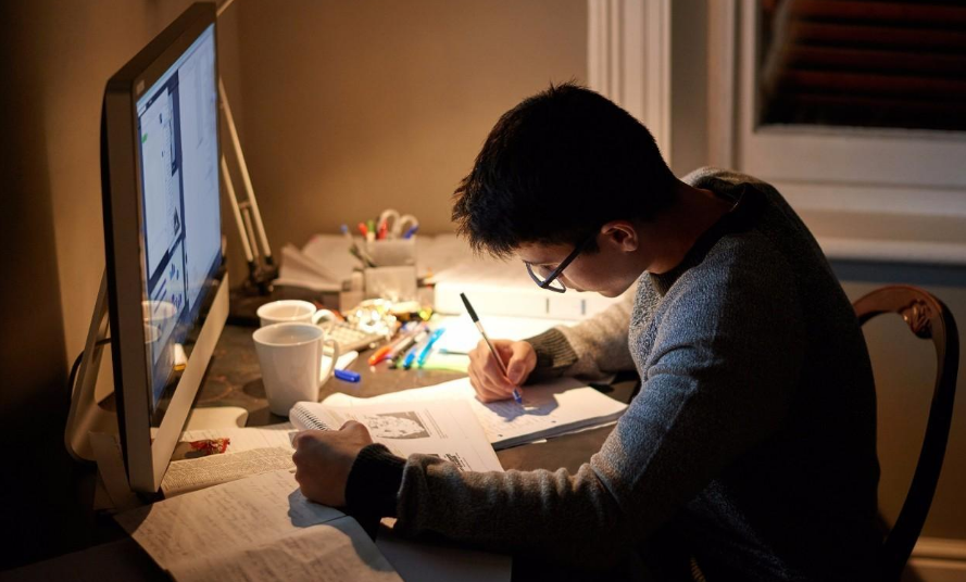 孩子作业没写完，该“熬夜写”还是“早起补”？学霸做法值得借鉴