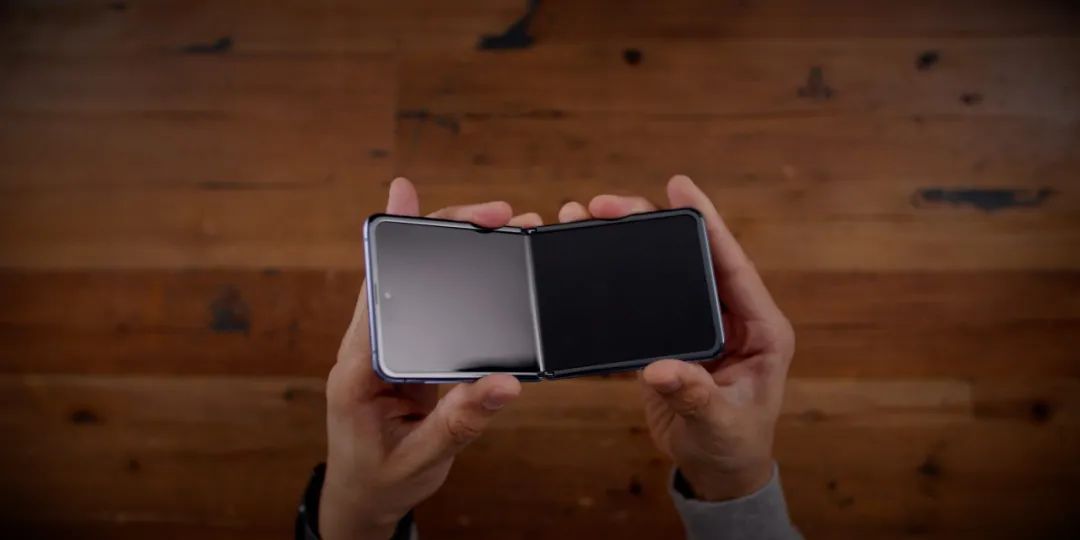 可折叠 iPhone + 屏下指纹 + 无接口设计？