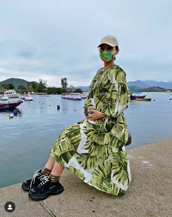 胡杏兒出月子後，老公李乘德帶她下館子，胡杏兒大口吃肉變小吃貨