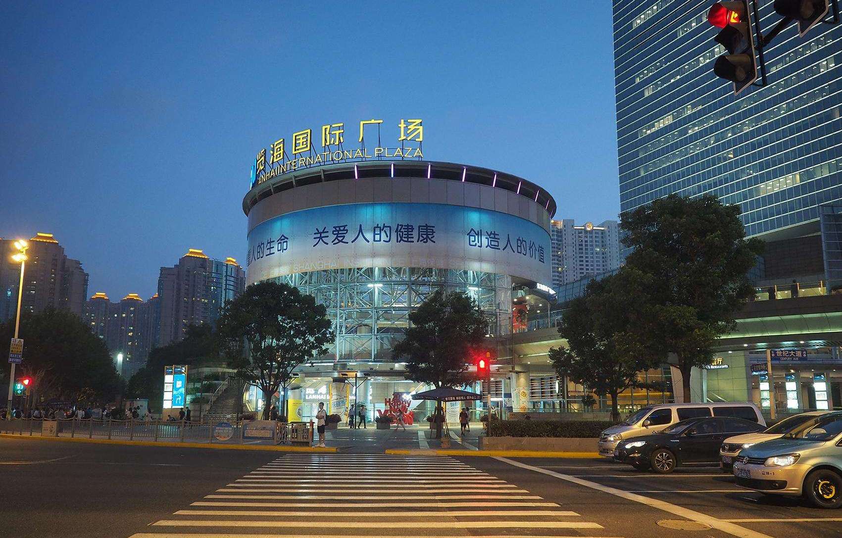 出生普通家庭，却娶妻“知名”主持人，这一上