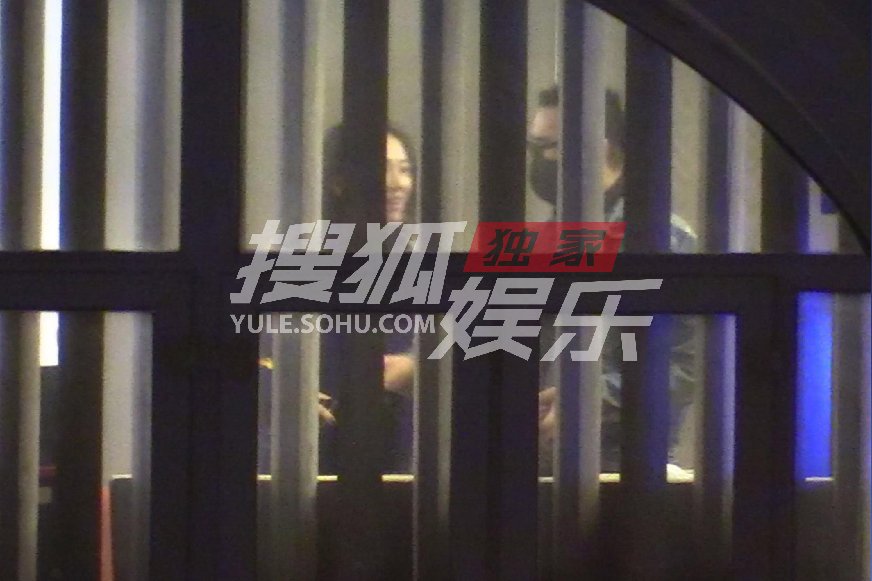 41岁章子怡深夜现身医美诊所，包裹严实显谨慎，曾因显老遭吐槽