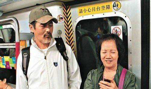 65岁周润发坚持跑步，头发花白但精神矍铄，与外籍友人亲切合影