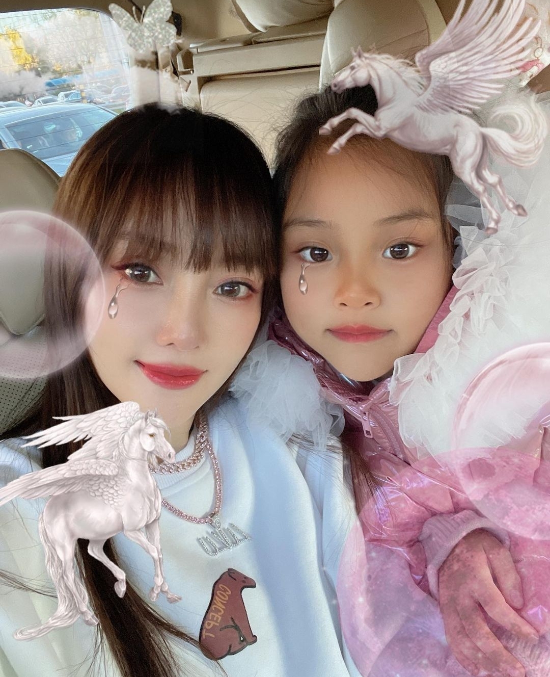 李小璐送女兒去演出彩排，曬母女合影，笑容如復制粘貼