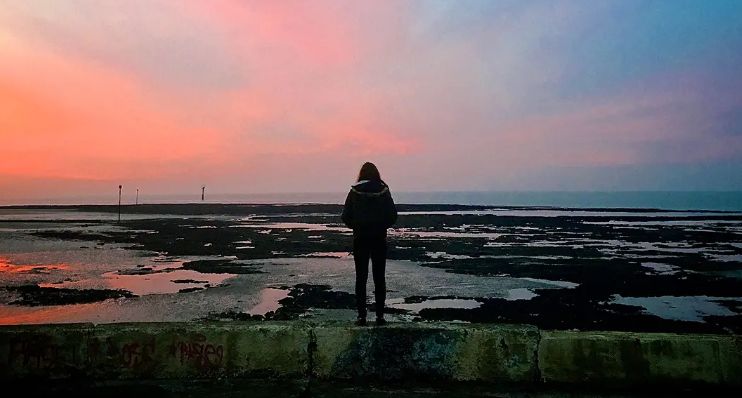 年幼弟妹要照料，瘾君子母亲要供养，这个高中