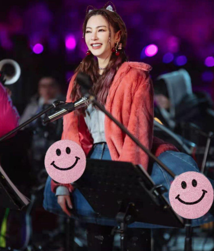 张雨绮真有自信，毛毛外套配艘“船”就出门了