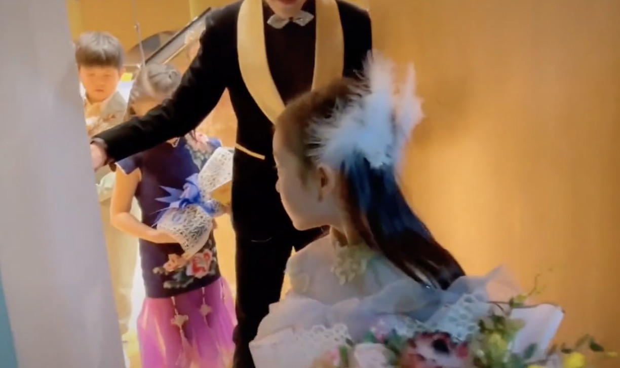 李小璐晒女儿钢琴演出花絮视频，甜馨安吉同框，男帅女靓超养眼