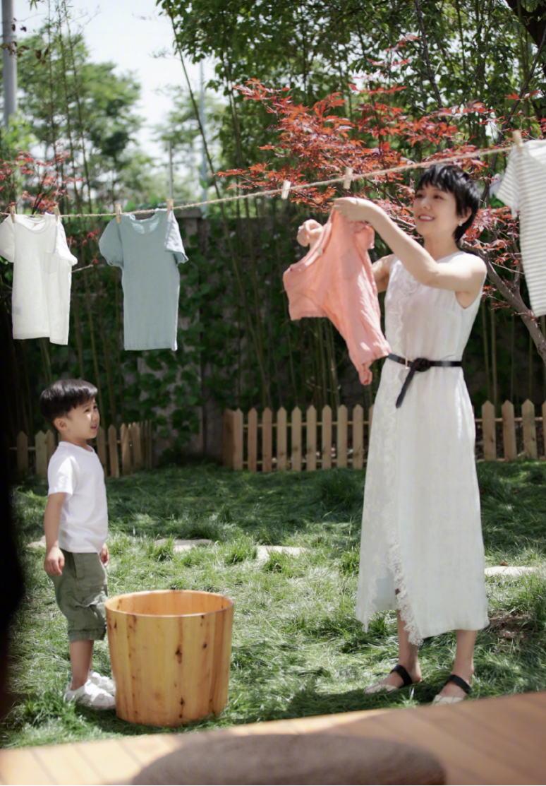 汪涵的妻子藏的真深，穿身“丝滑裙”真招摇，