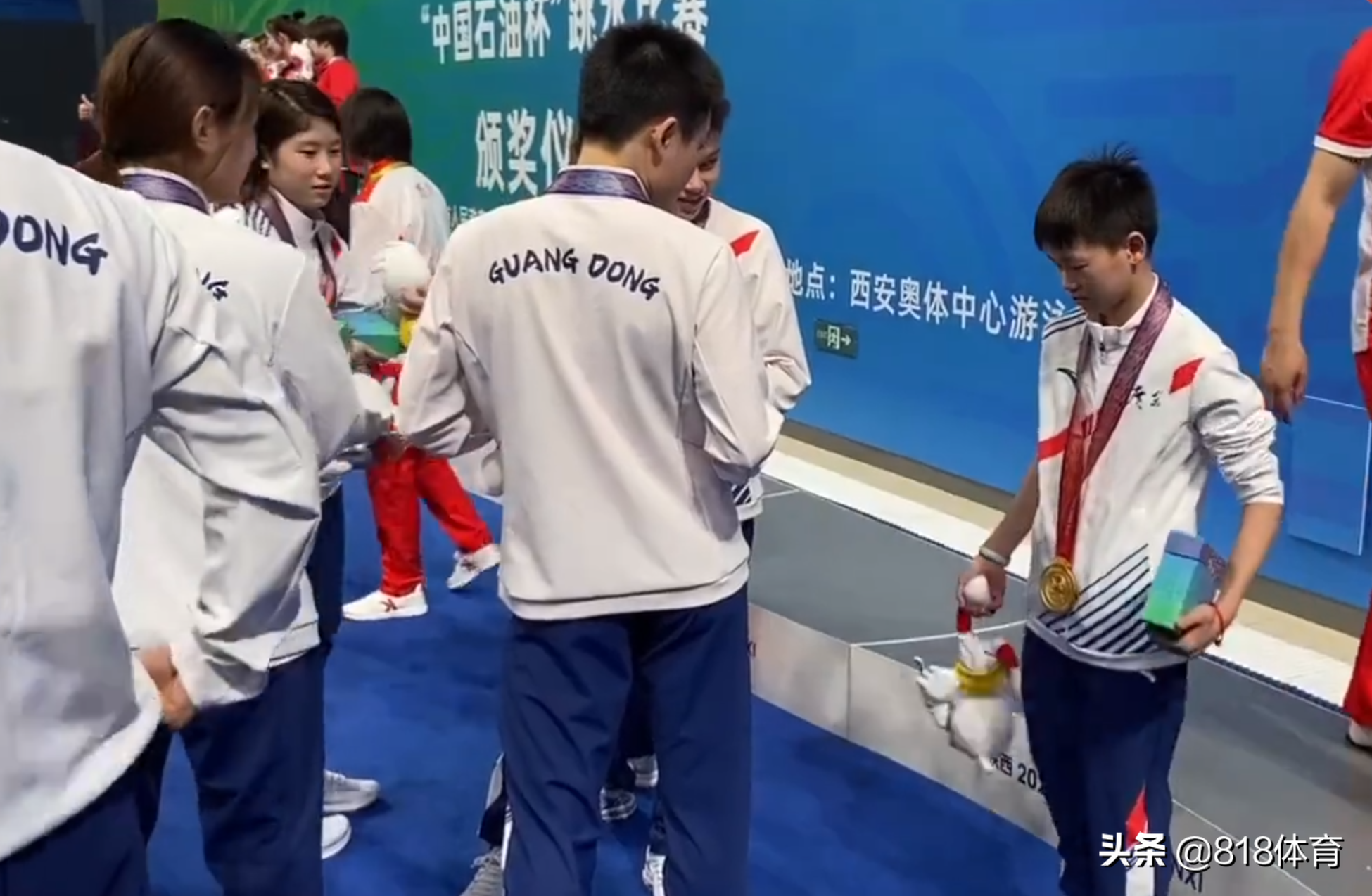 姐妹情深!全红婵闹脾气拿吉祥物抽陈艺文,师姐上演摸头杀一脸宠溺