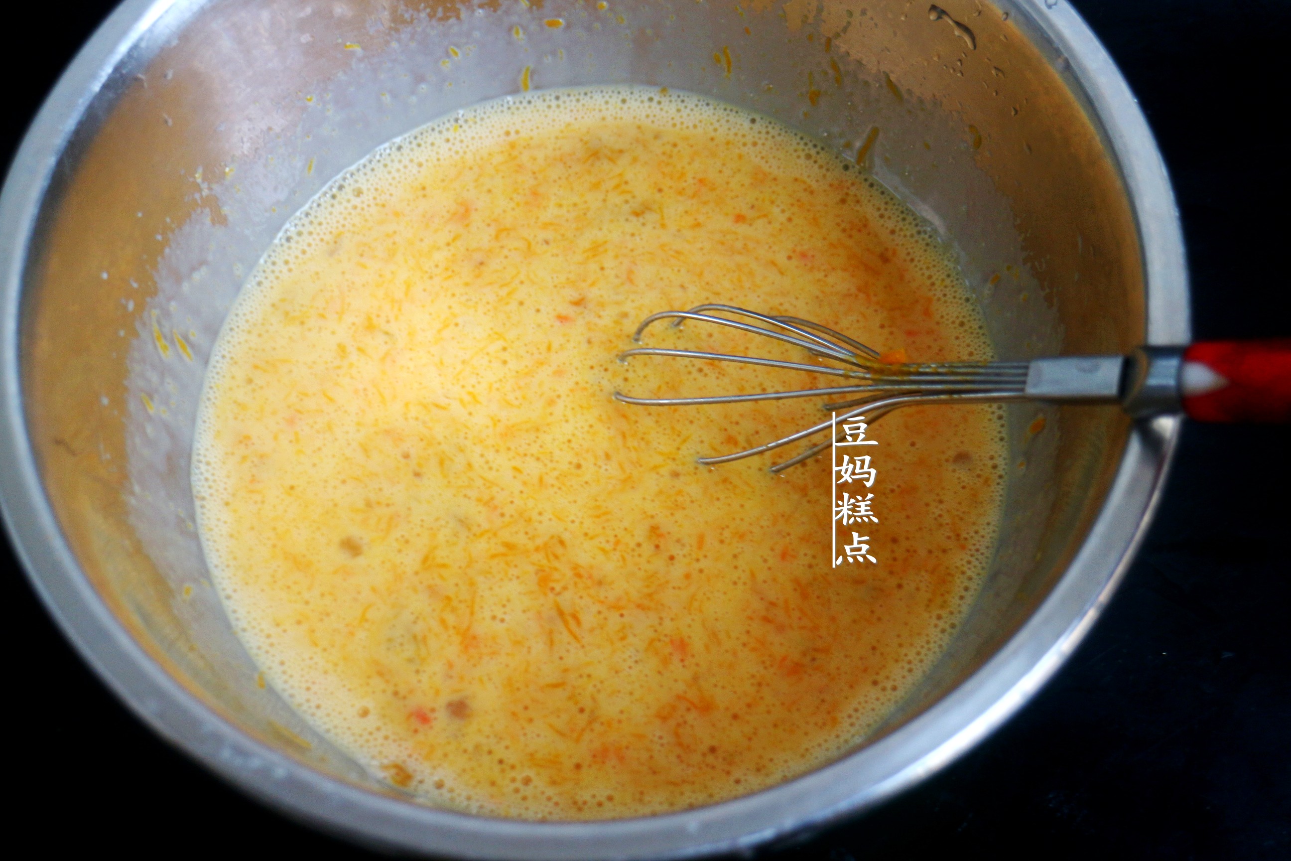 睡前5分鐘拌好麵糊即可，這款南瓜蛋糕，不用烤箱，口感柔嫩細膩