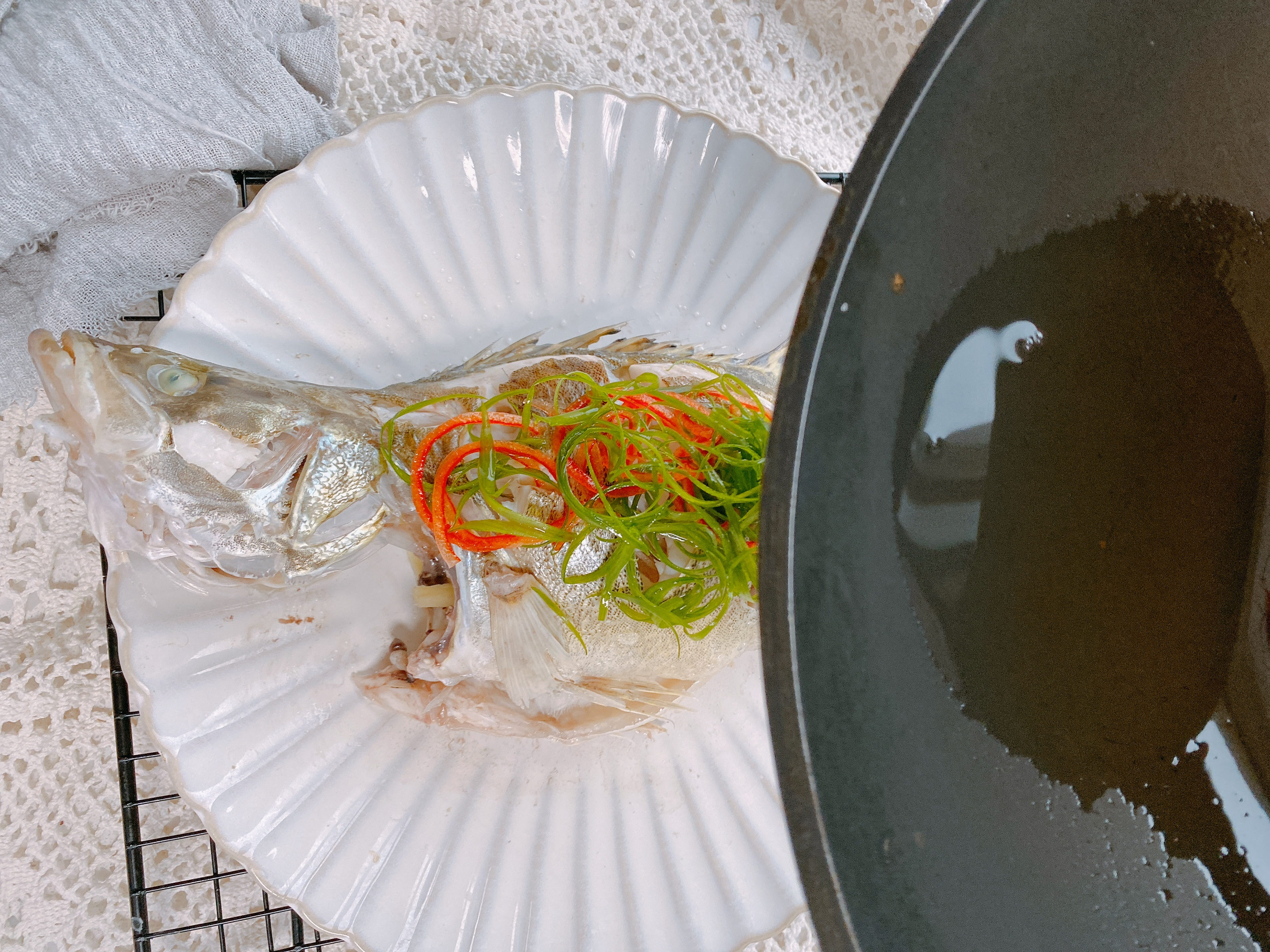 清蒸魚看似簡單，卻有不少技巧，3個要點1次掌握，魚肉鮮嫩不腥
