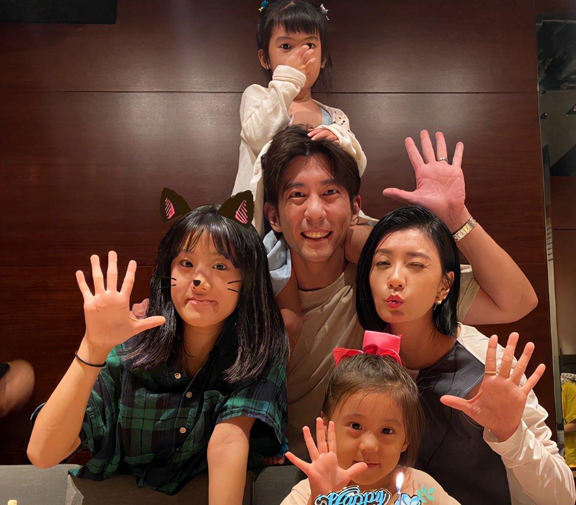 賈靜雯曬女兒假日，波妞穿小裙打扮隆重聽咘咘講故事，直言很幸福