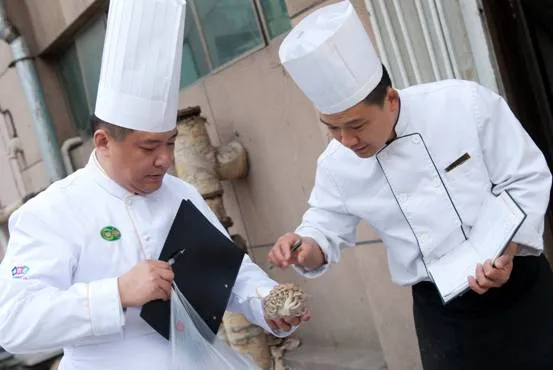 3.15知名餐企被曝厨房脏乱差,食客是否有权随时进后厨?-第8张图片-农百科 3.15知名餐企被曝厨房脏乱差,食客是否有权随时进后厨?-第8张图片-农百科