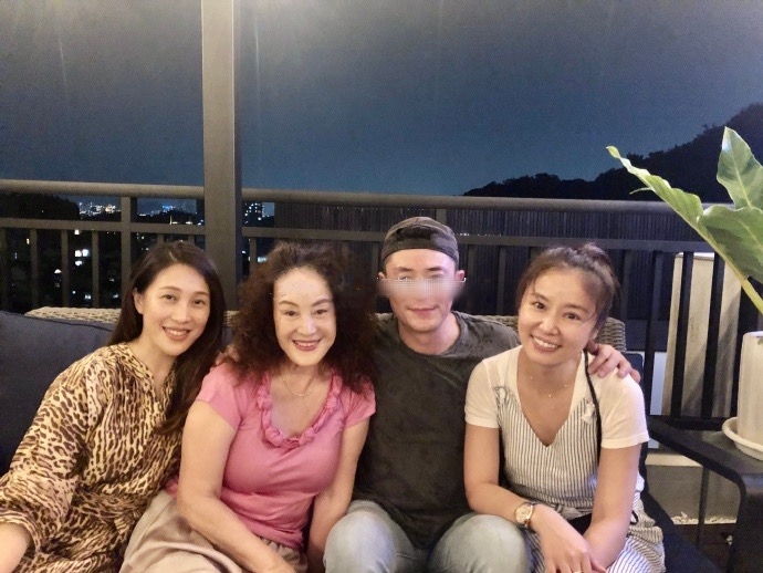 林心如分享最幸福的事，看霍建华和女儿入眠，自己在一旁喝酒追剧