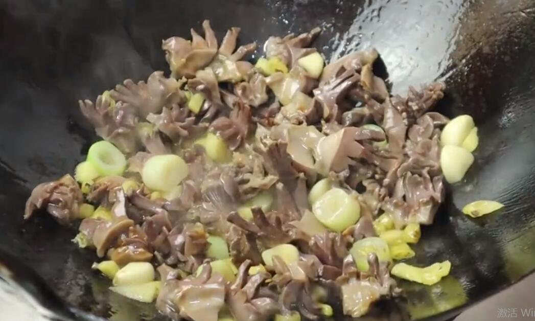 Stir-fried hot and sour duck gizzards homemade recipe, add one more step. The duck gizzards are crispy and refreshing, especially with wine and rice.