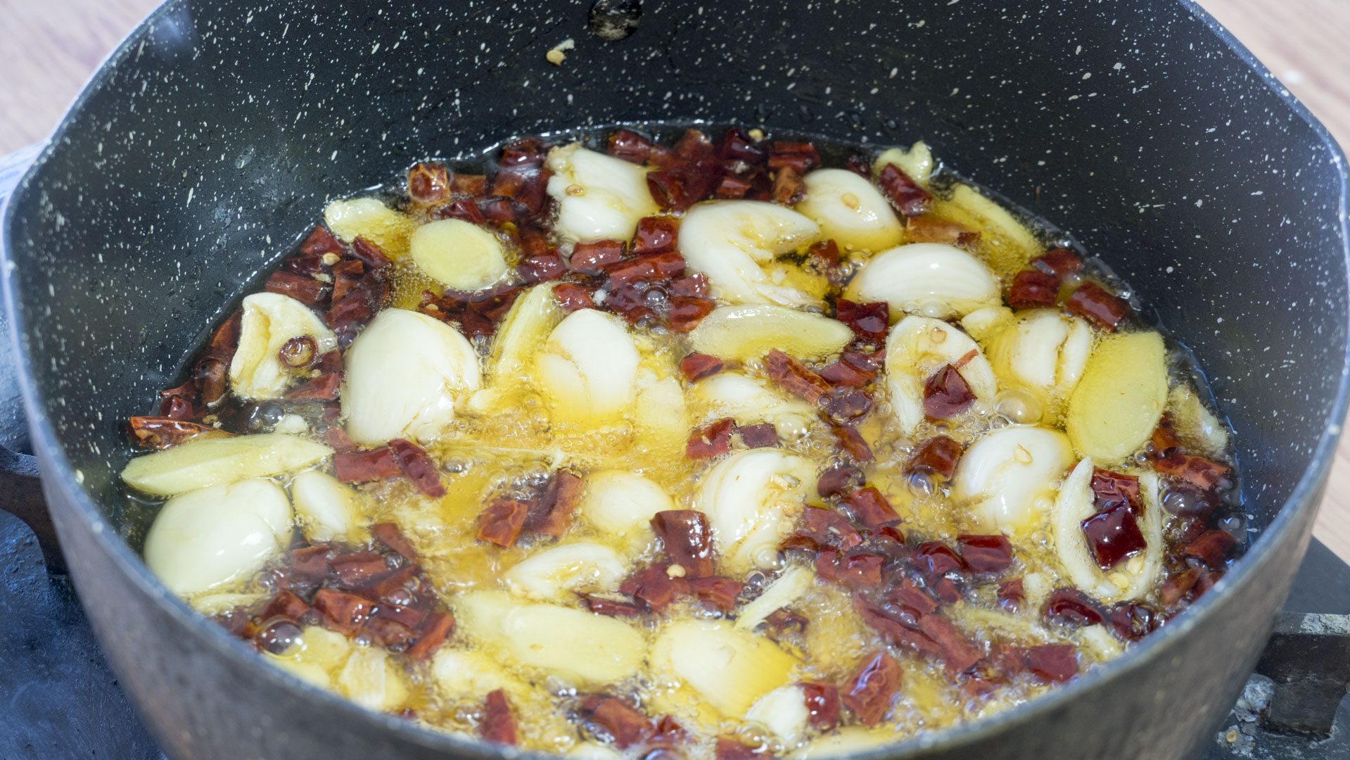 金针菇保存不要直接放冰箱，这样保存，放一个月照样好吃，真实用