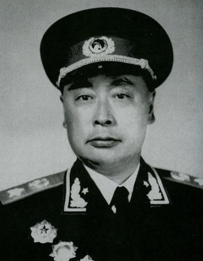主席推荐粟裕授元帅军衔，而周恩来力主给陈毅，是真是假？