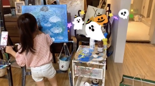 王力宏嬌妻帶娃看向日葵，李靚蕾和三個兒女穿同款，手牽手超有愛