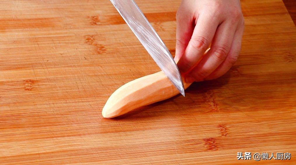 不需要油炸，用水和冰糖一起煮，教你做冰糖蜜薯，香甜软糯