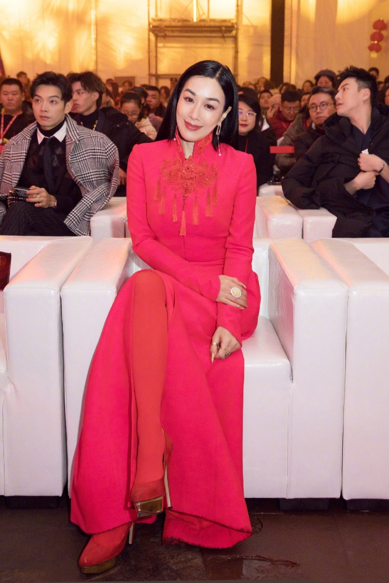 钟丽缇与女儿走机场，针织开衫配白色短裤超洋气，母女美如姐妹花