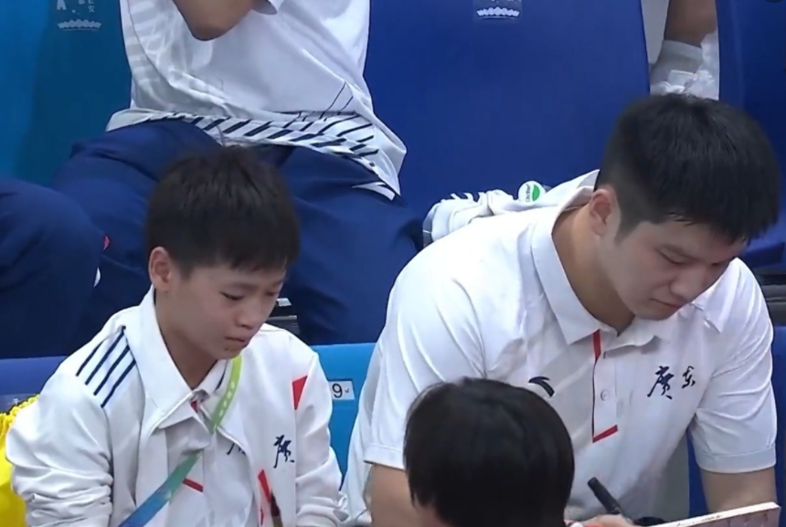 太逗！全红婵参会时无聊，自己玩水喝，发现被偷拍后立马把水咽了