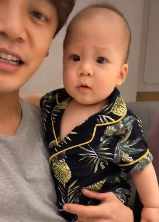 夫妻差别大！男星在家带娃黑眼圈严重显疲惫，老婆身材曼妙状态佳