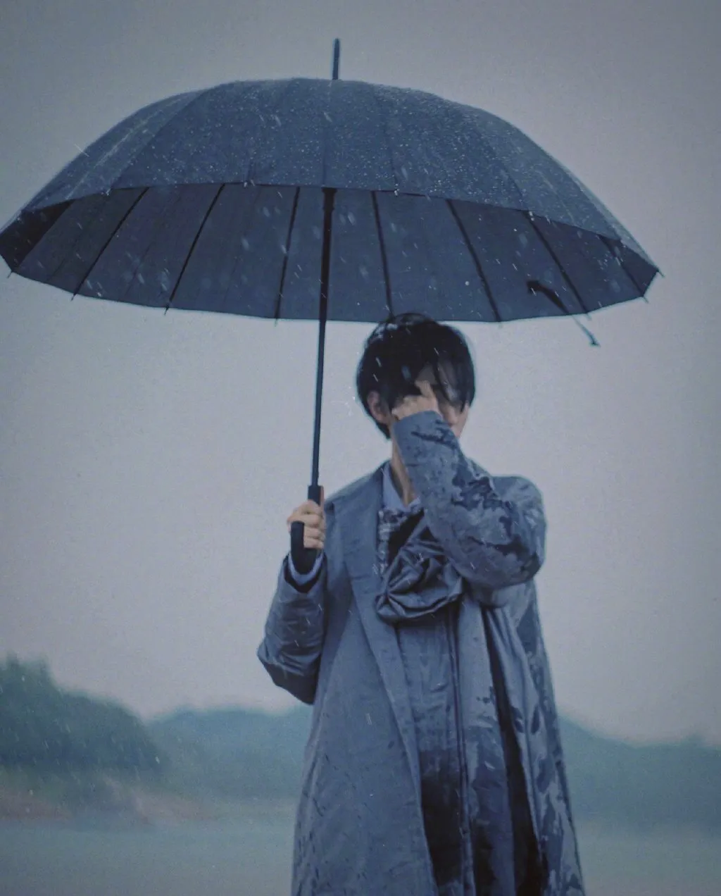 王俊凯雨中撑伞大片 少年雨中撑伞漫步 清冷又帅气 娱乐 蛋蛋赞