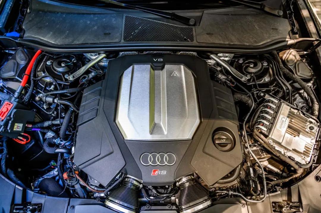 试完这台奥迪8缸性能车后发现，原来性能车也能很舒适