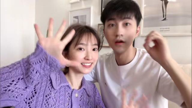 赵琦君给杨凯雯画妆，手法娴熟但效果糟糕，凯雯不气不恼煞是可爱