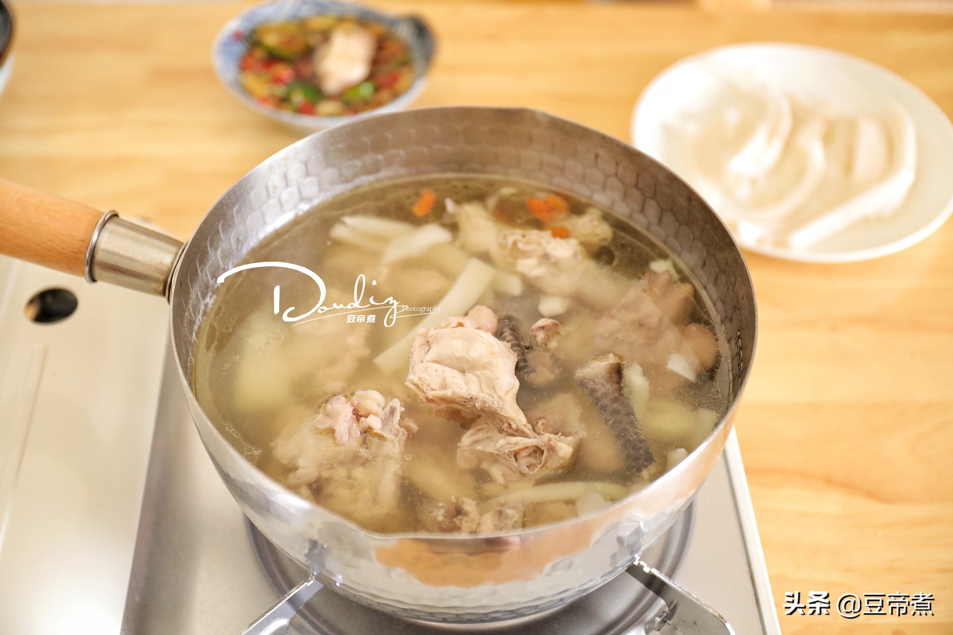 跟着海南厨友做鸡汤，汤清肉嫩好好吃，诀窍在于此两种水果上