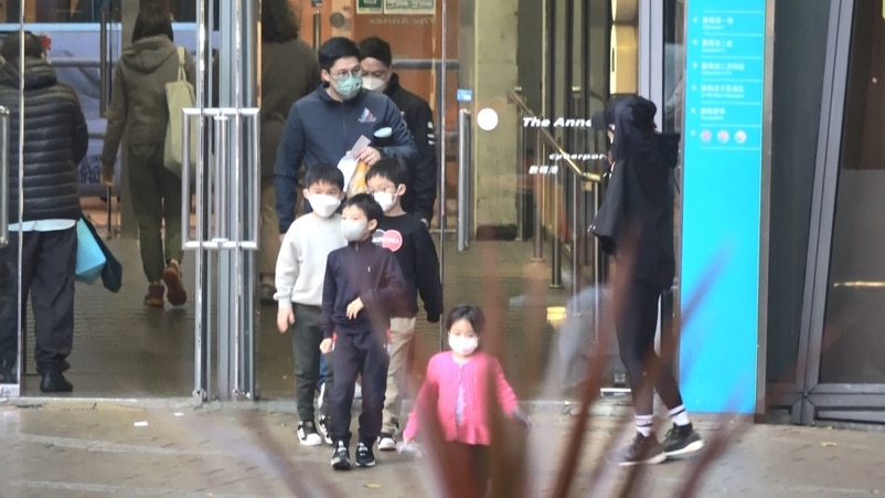 霍啟剛一家五口出遊，郭晶晶提三部滑板車，媽媽力Max